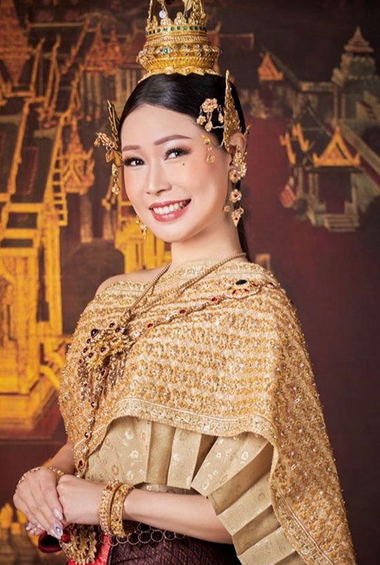 Name:Kanok Avnaree Hobby:Food / Travel Nationality:Thailand