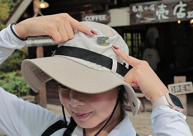 I purchased a mountain badge from the souvenir shop — a popular collectible among Japanese hikers.