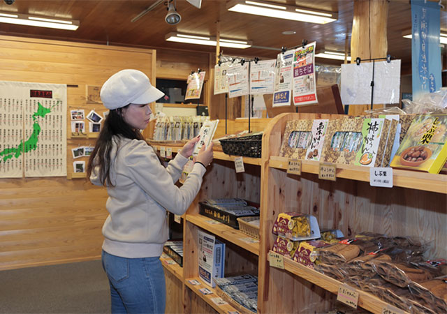 I bought soba noodles and sweet simmered char fish as souvenirs.
