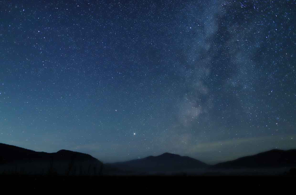 尾瀬ヶ原の頭上、至仏山にかかる天の川